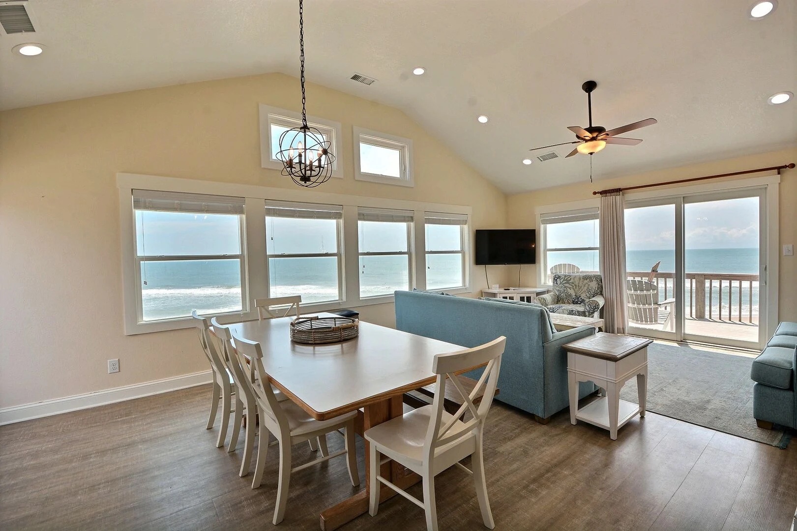 dining area in the best places to stay in Hatteras